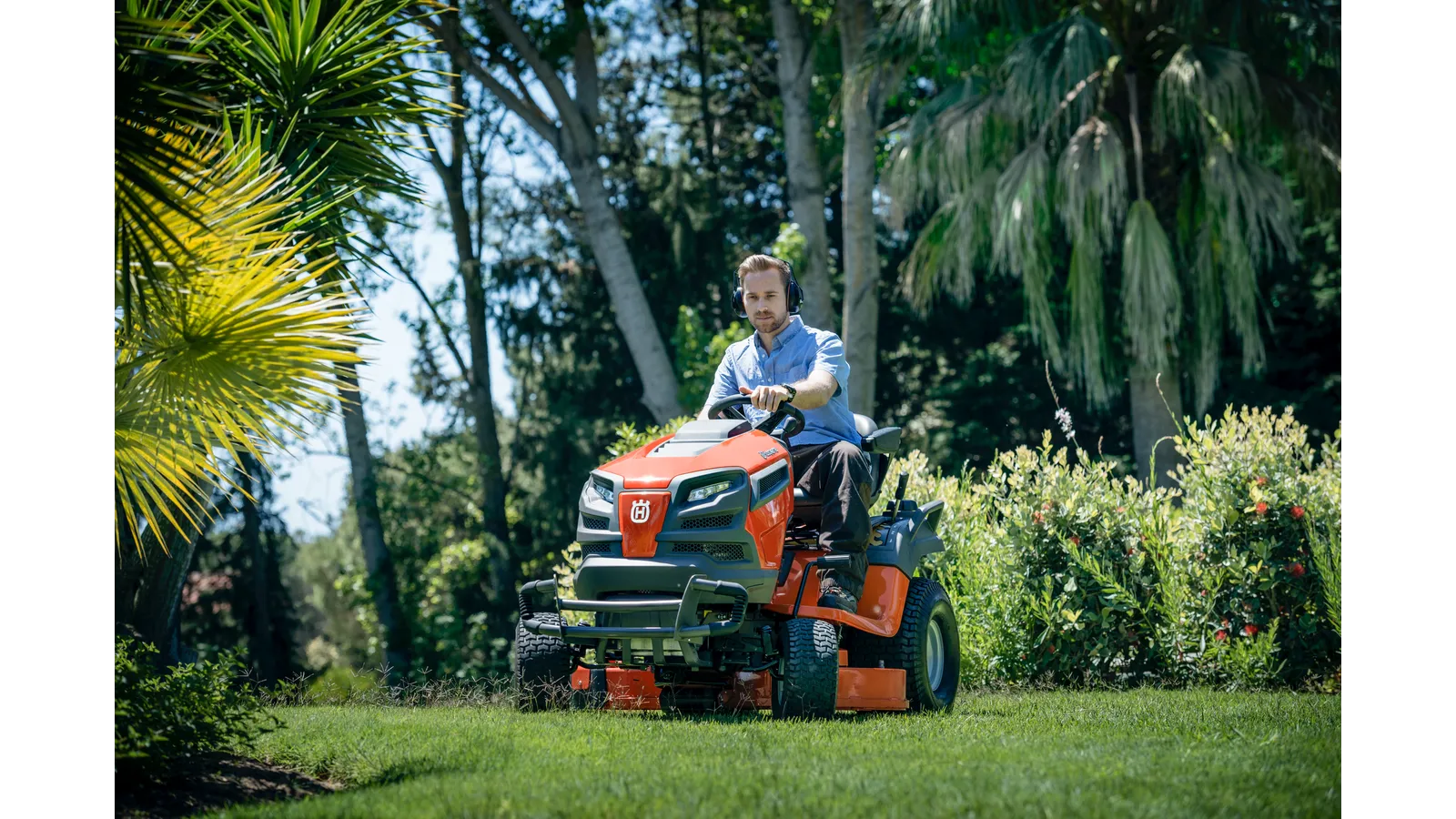 Husqvarna rajder na travnjaku