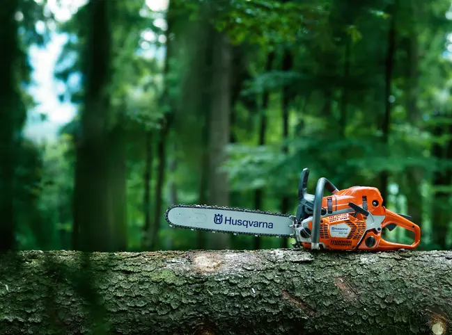 Husqvarna motorna testera na stablu u šumi